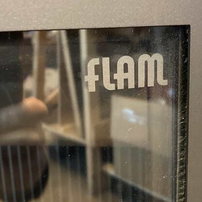 Flam logo op kachelruit