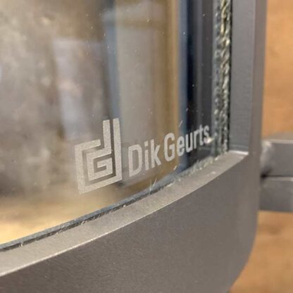 Dik Geurts logo op glas